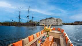 Amsterdam: Open Boat Cruise mit unbegrenzten Getränken und Snacks