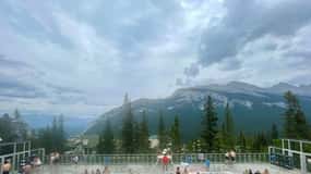Banff: Hot Spring, Gondola, Lakes, and Wildlife Private Tour