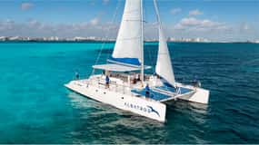 Cancun : Visite en catamaran de l'île Mujeres avec plongée en apnée et déjeuner