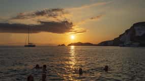 Ponza: zonsondergang per boot met aperitief en zwemmen bij Chiaia di Luna