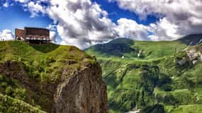 From Tbilisi: Kazbegi Mountain and Ananuri Fortress Day Trip