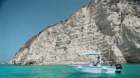 Noleggia una barca da Marathi senza skipper 30hp (escursione di mezza giornata)