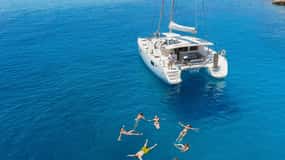 Athens: Riviera Catamaran Cruise with Meal and Drinks