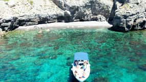 Tour in barca a Favignana e Levanzo con degustazioni e sosta per nuotare