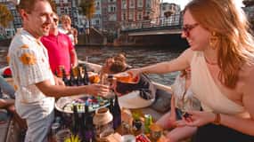 Amsterdam: History Cruise with Local Guide, Drinks & Bites
