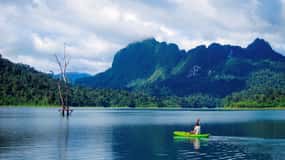 Da Krabi: 2 giorni al Lago Cheow Lan con pernottamento in zattera