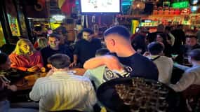 Tirana: Passeio em um bar guiado com fotos de boas-vindas