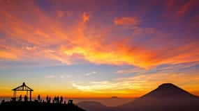 Dieng: Sikunir Golden Sunrise and Dieng Plateau Tour