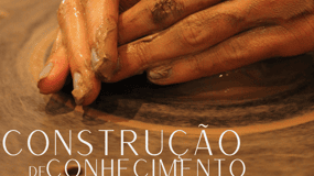 Aula de olaria com rodagem e construção manual