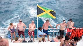 Catamarã em Ocho Rios: Dunn's River, mergulho com snorkel e bar aberto