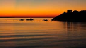 Palermo: Puesta de sol con cena a bordo de un barco de lujo