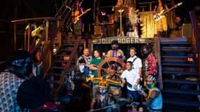 Crucero nocturno en barco pirata por Cancún con cena de pollo y espectáculo.