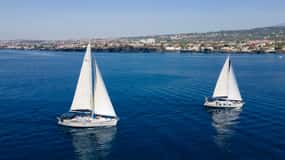 Tour privato in barca a vela lungo la costa di Catania e dei Ciclopi