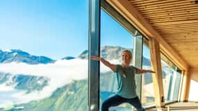 Från Åndalsnes: Yoga på berget Nesaksla och gondolbiljett