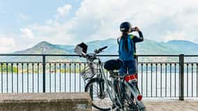 Lago di Como: tour in eBike con guida dal vivo, casco elettrico e iPad