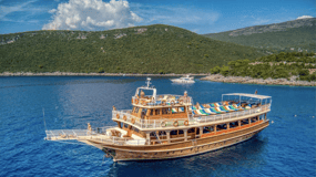 Von Budva: Ganztagestour mit Führung und geführter Bootstour durch die Boka-Bucht