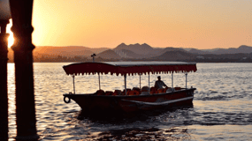 Udaipur: Guided Walking Tour of Ghats with Boat Ride