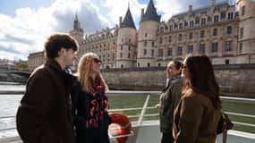 Pariisi: Hop-On Hop-Off Seinen risteilypassi, jossa on 9 pysähdyspaikkaa