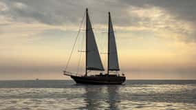 Fuerteventura: Paseo en barco al atardecer con DJ, Comida y Bebidas
