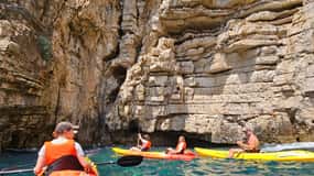Pula: Excursión en Kayak por Cuevas, Snorkel y Salto de Acantilados