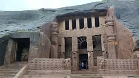 Mumbai: Grutas budistas de Kanheri com o Templo do Pagode Dourado