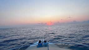 Yachttour bei Sonnenuntergang mit Essen und Weinverkostung.