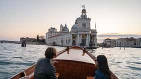Cruzeiro Serenity ao pôr do sol na Lagoa de Veneza