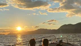 Positano : tour en bateau en groupe sur la côte amalfitaine au coucher du soleil avec Prosecco