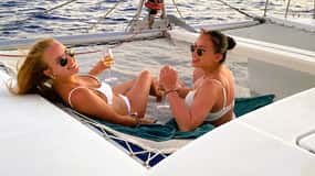 Rethymno: Crociera in catamarano al tramonto con vino e snack