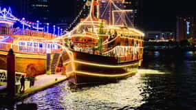 Dubai: Luxury Dinner Cruise with Live Music