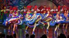 Paris: Moulin Rouge Cabaret Show Ticket mit Champagner