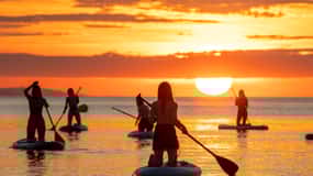 Barcelona: Sunrise Paddleboarding with Instructor and Photos