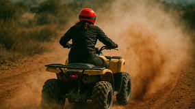 Marraquexe: Passeio de moto-quatro no deserto de Agafay com camelos e jantar-espetáculo