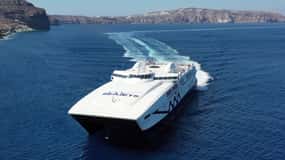 2025年サントリーニ島人気の水上タクシーとフェリーのチケット体験