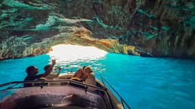 Von Kotor aus: Tagestour mit dem Boot zur Blauen Höhle und zur Bucht von Kotor