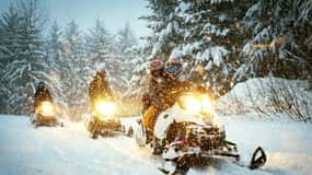 Zakopane: Paseo en moto de nieve con hoguera y conductor privado