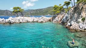 Skiathos: crociera privata in motoscafo sull'isola di Skopelos