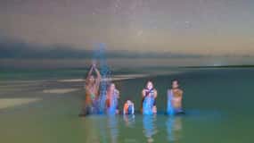 Holbox: Bioluminescentie in kajak en zijaanzicht.