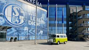 Gelsenkirchen: VW T2 Bulli meets Schalke Arena