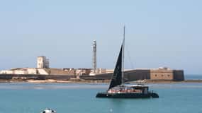 Cadiz: Bay of Cadiz Catamaran Tour with Host