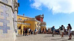 Din Lisabona: excursie în grup restrâns la Palatul Pena, Nazaré și Fátima