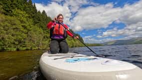 Paddle boarding guidato per principianti sul Loch Tay, 1 ora e 15 minuti.