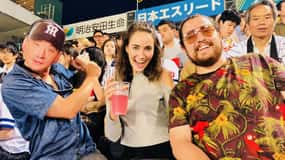 Tóquio: Jogo de basebol/futebol com um adepto local (com ingresso)