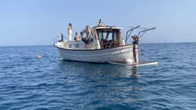 Roses: Rent the boat and live an unforgettable experience
