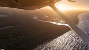 Voo de avião sobre Riga ou Letônia