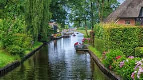 From Amsterdam: Zaanse Schans and Giethoorn Countryside Trip