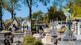 Paris: Père Lachaise Haunted Cemetery Guided Tour SmallGroup