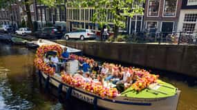 Amsterdam: City Centre Canal Cruise on Original Flower Boat