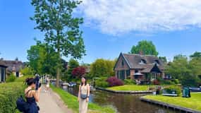 Amsterdam: to Giethoorn Day trip with guide, optional cruise