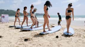 Surf-lektion for hele familien i Phuket, Thailand